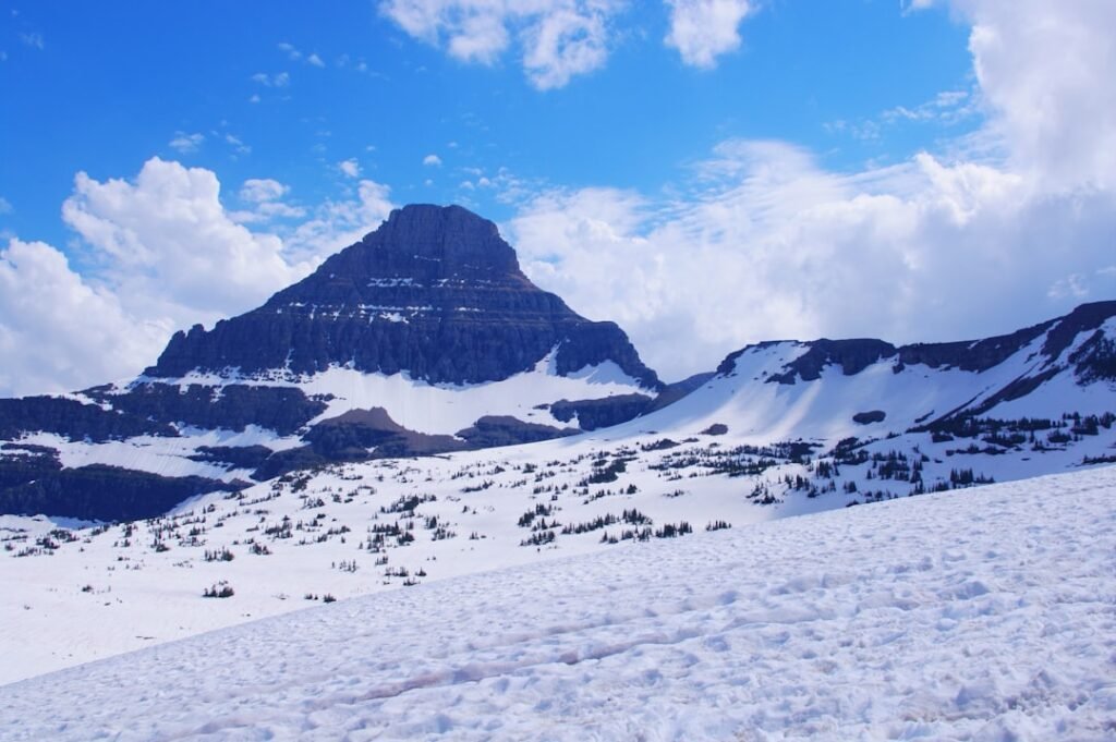 a snowy mountain range